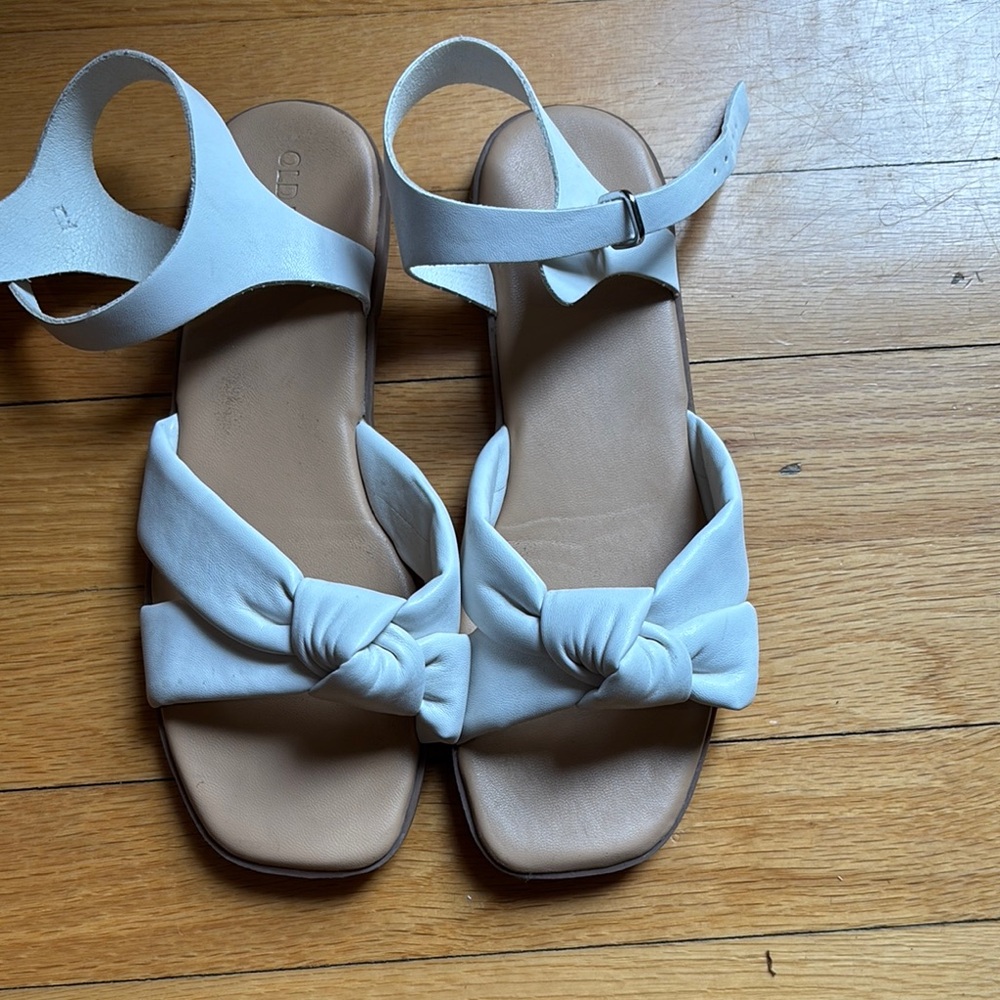 Old Navy White and Tan Sandals with Knotted Design